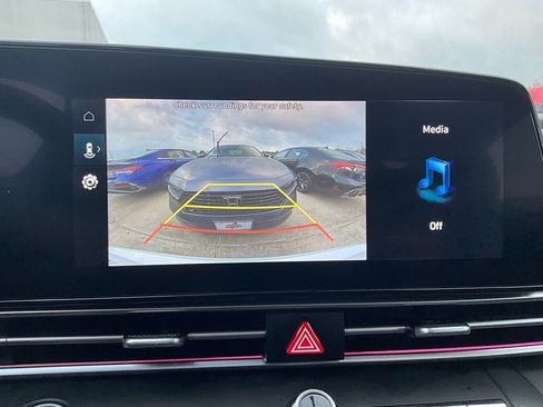 Used 2025 Hyundai Elantra Limited image 28