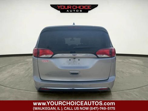 Used 2018 Chrysler Pacifica Touring-L FWD image 4