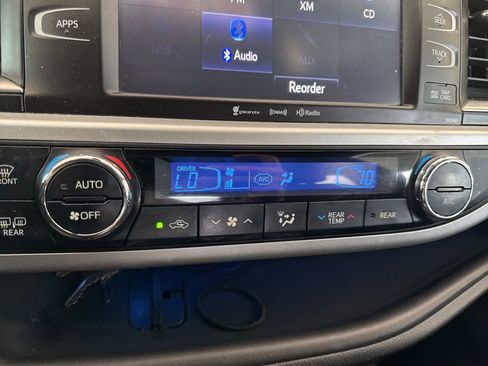 Used 2019 Toyota Highlander SE w/ Nightshade Edition FWD image 21