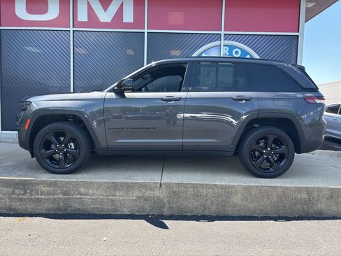 Used 2022 Jeep Grand Cherokee Altitude image 14