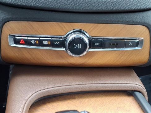 Used 2021 Volvo XC90 T6 Momentum w/ Protection Package Premier image 20