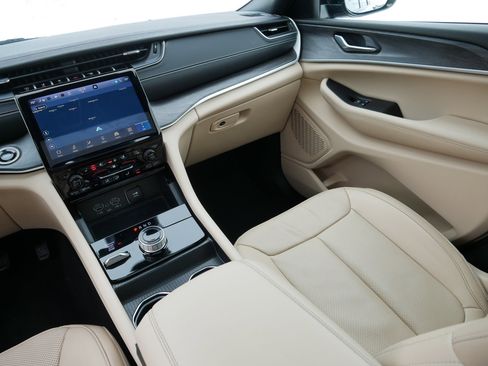 Certified 2024 Jeep Grand Cherokee L Limited w/ Luxury Tech Group II image 11