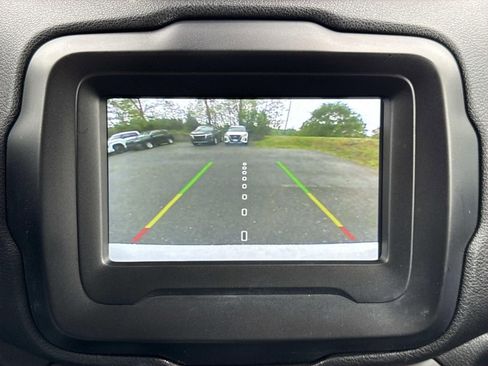 Used 2018 Jeep Renegade Latitude w/ Cold Weather Group AWD/4WD image 10