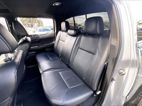 Used 2020 Toyota Tacoma TRD Off-Road w/ TRD Premium Off Road Package image 28