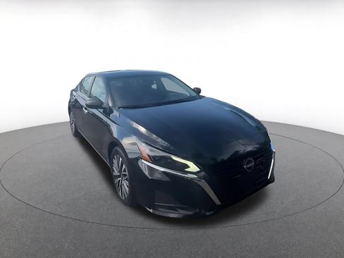 Used 2025 Nissan Altima 2.5 SV FWD image 3