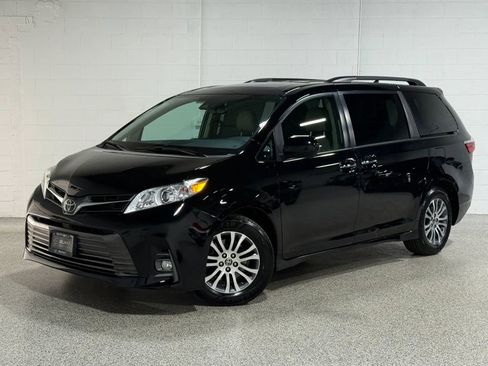 Used 2020 Toyota Sienna XLE FWD image 2