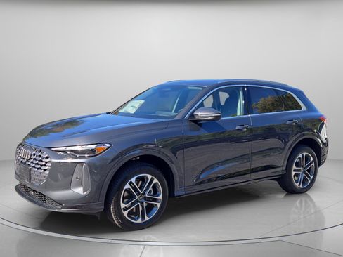 Used 2025 Audi Q5 Premium w/ Convenience Package image 2