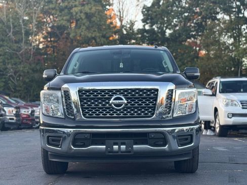 Used 2018 Nissan Titan SV w/ SV Convenience Package image 3