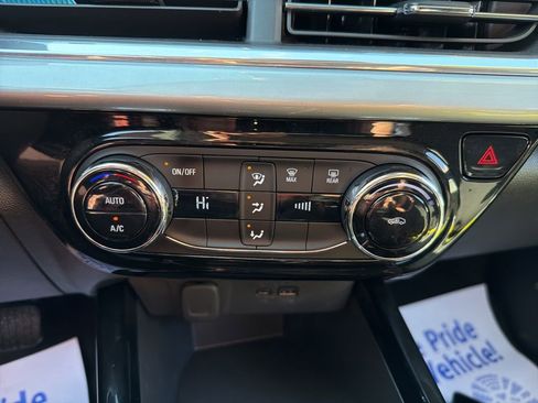 Used 2025 Chevrolet Trax LT FWD image 19