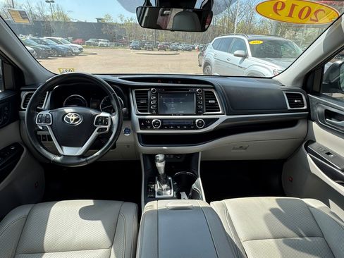 Used 2019 Toyota Highlander Limited Platinum AWD/4WD image 14