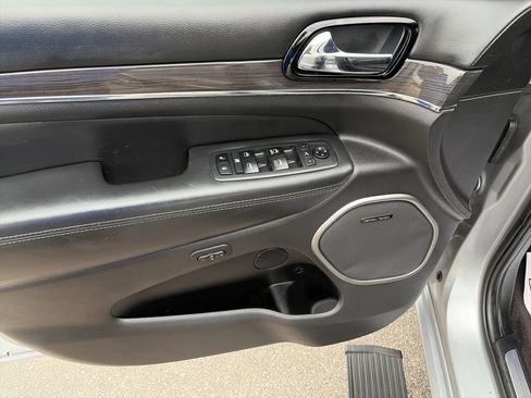 Used 2019 Jeep Grand Cherokee Overland RWD image 11