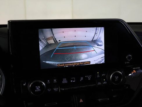 Used 2024 Toyota Highlander XLE AWD/4WD image 18