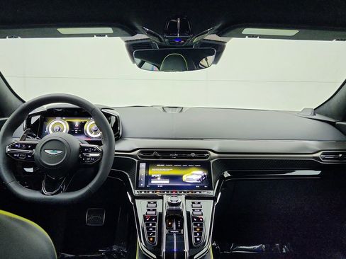 Used 2025 Aston Martin V8 Vantage Coupe image 17