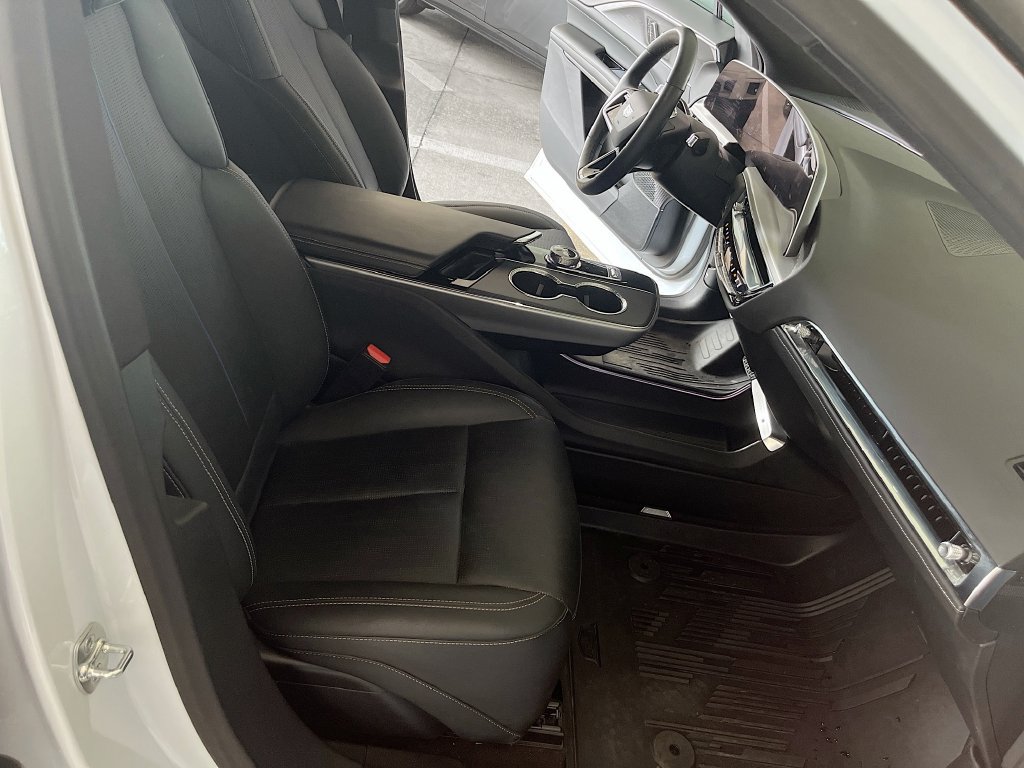 Used 2025 Cadillac Lyriq Luxury w/ LPO, Floor Liner Package AWD/4WD image 28