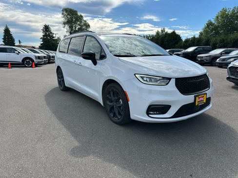 Used 2025 Chrysler Pacifica Limited FWD image 2