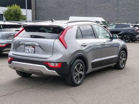 Used 2023 Kia Niro EX image 7