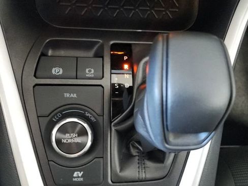 Used 2025 Toyota RAV4 LE AWD/4WD image 32