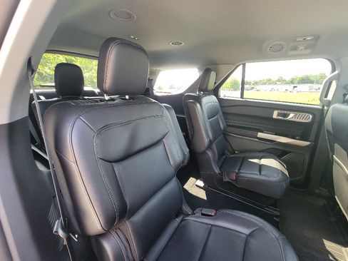 Used 2023 Ford Explorer XLT w/ Equipment Group 202A AWD/4WD image 31