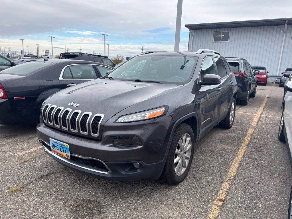 Used 2017 Jeep Cherokee Limited w/ Luxury Group AWD/4WD image 3