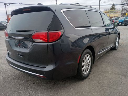 Used 2020 Chrysler Pacifica Touring-L image 3