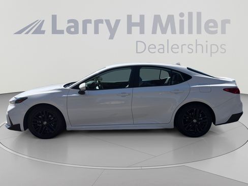Used 2025 Toyota Camry SE FWD image 2