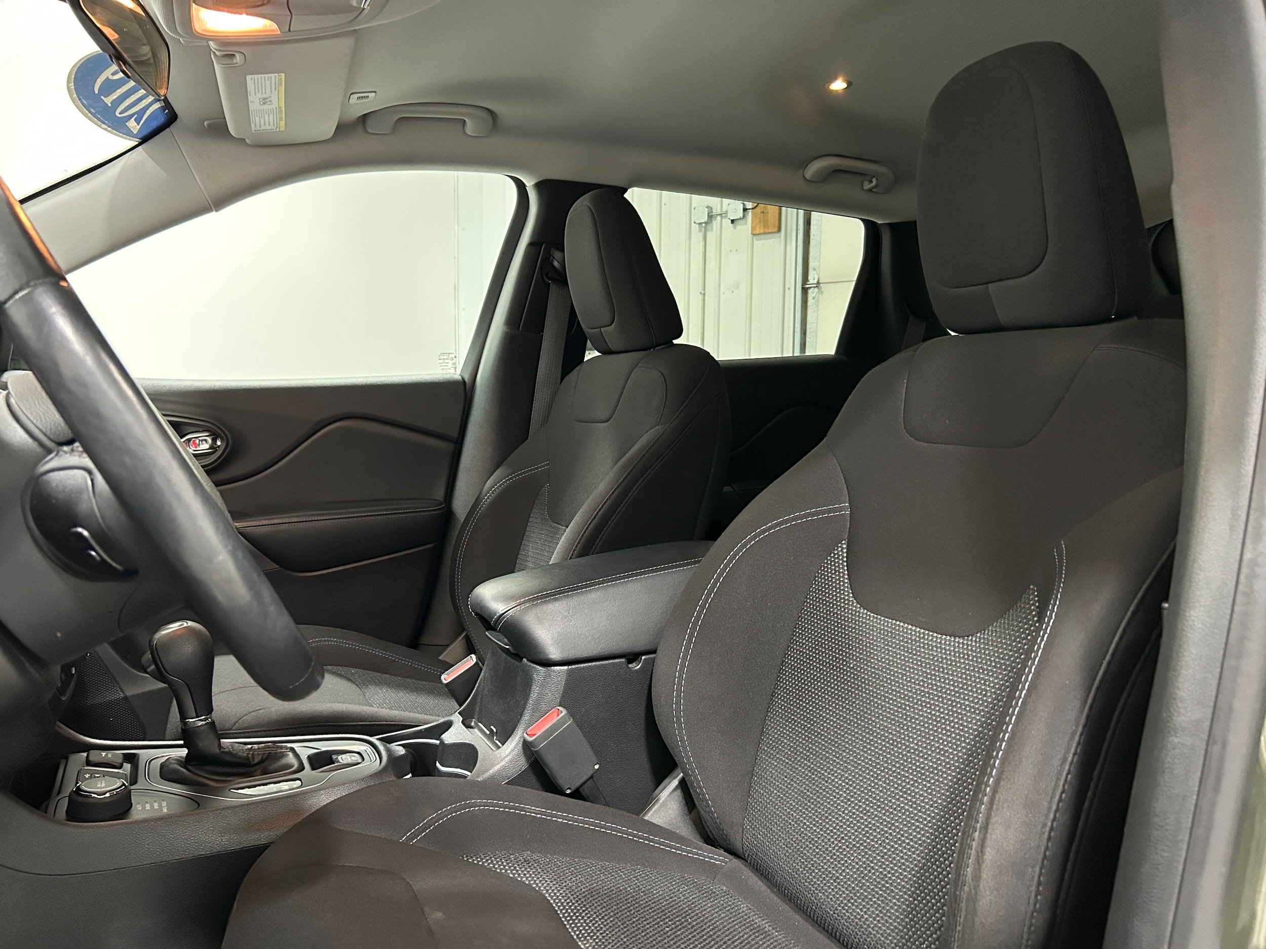 Used 2019 Jeep Cherokee Latitude w/ Cold Weather Group AWD/4WD image 26