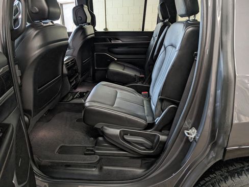 Used 2023 Jeep Wagoneer Series III w/ Preferred Equipment Group AWD/4WD image 5