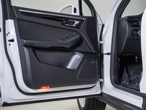 Certified 2025 Porsche Macan AWD/4WD image 24