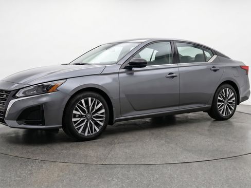 Used 2025 Nissan Altima 2.5 SV FWD image 3