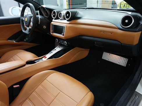 Used 2017 Ferrari California T RWD image 22