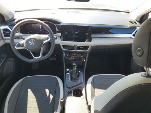 Used 2025 Volkswagen Taos SE w/ Panoramic Sunroof Package image 15