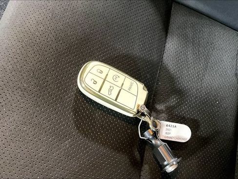 Used 2021 Jeep Grand Cherokee Laredo X AWD/4WD image 29