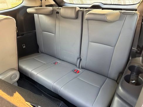 Used 2023 Toyota Highlander XLE FWD image 6
