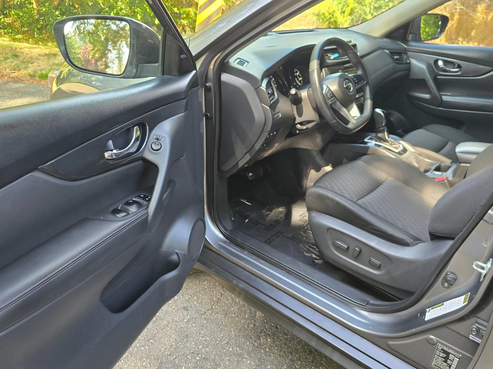 Used 2019 Nissan Rogue SV FWD image 19