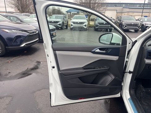 Used 2024 Volkswagen Taos SE FWD image 9