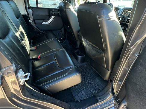 Used 2014 Jeep Wrangler Unlimited Rubicon image 21