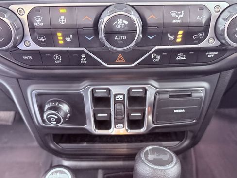Used 2022 Jeep Wrangler Unlimited Sport AWD/4WD image 14