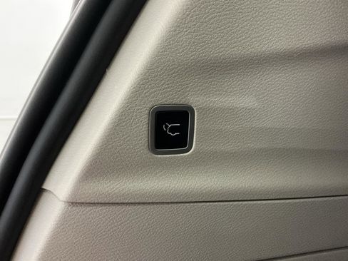 Used 2024 Chrysler Pacifica Touring-L FWD image 16