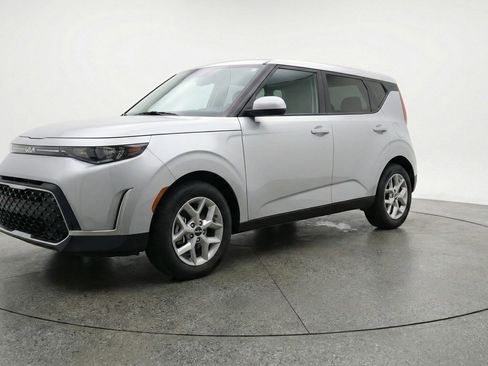 Used 2025 Kia Soul LX w/ LX Technology Package image 3
