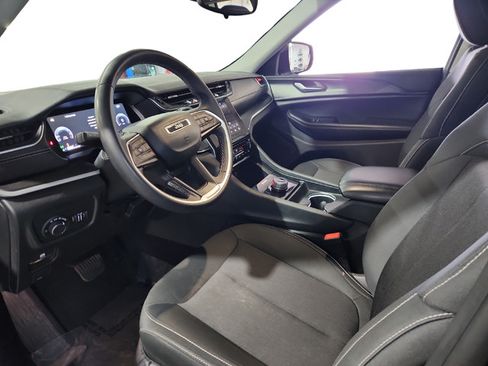 Used 2024 Jeep Grand Cherokee Laredo AWD/4WD image 7