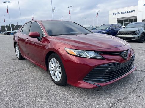 Used 2019 Toyota Camry LE image 3