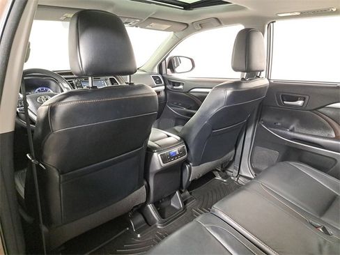 Used 2017 Toyota Highlander XLE w/ Carpet Mat Package image 11