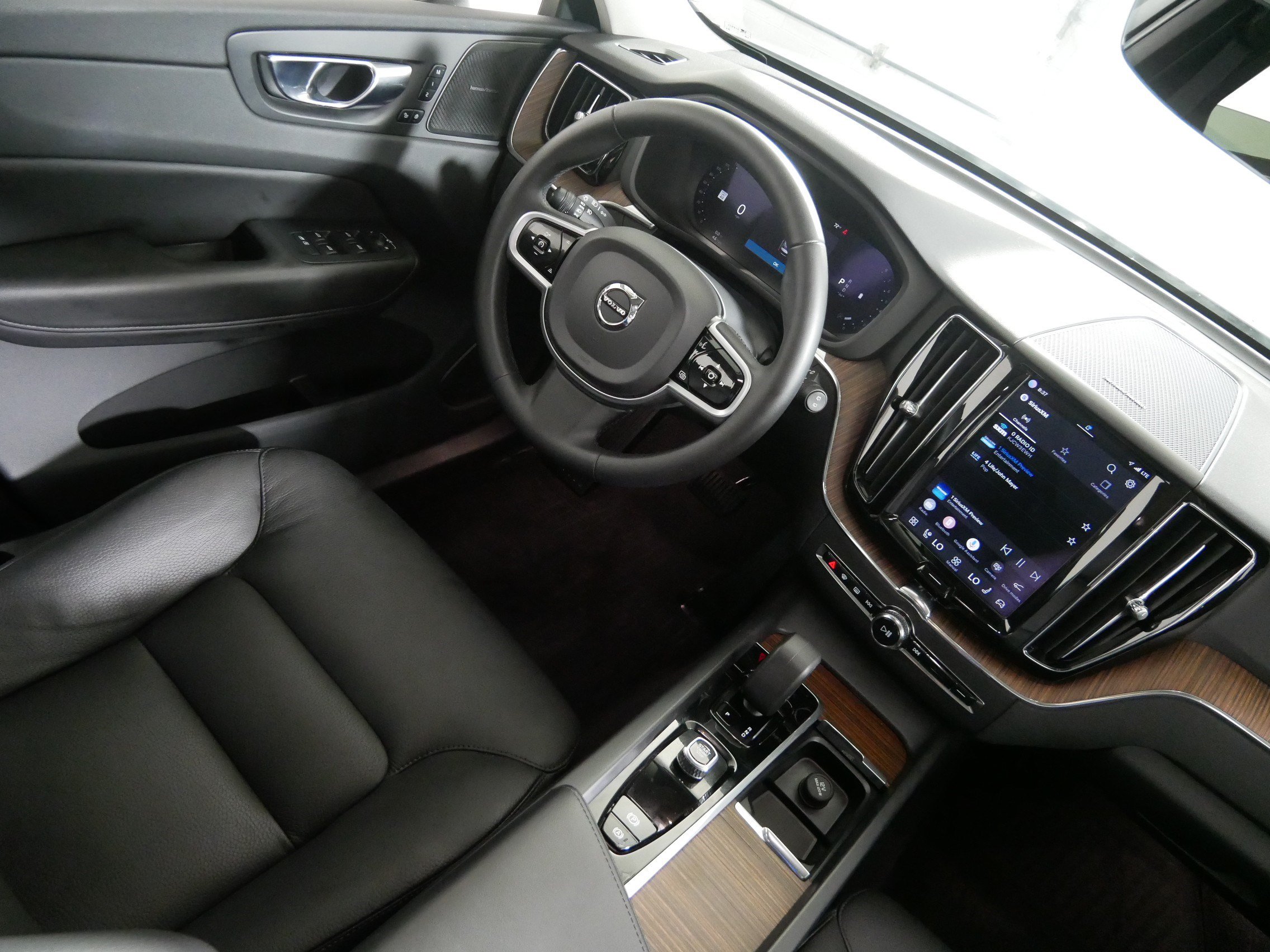 Used 2023 Volvo XC60 B5 Plus w/ Climate Package AWD/4WD image 9