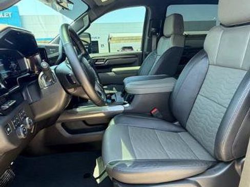Used 2025 Chevrolet Silverado 2500 ZR2 w/ Technology Package AWD/4WD image 9
