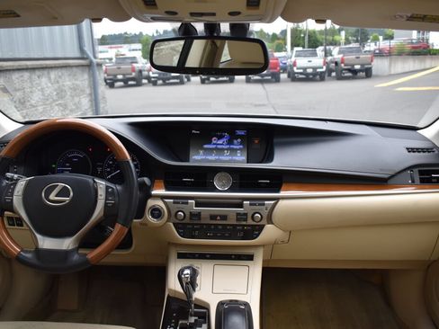Used 2014 Lexus ES 300h w/ Luxury Package w/Bamboo Trim FWD image 26