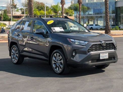 Used 2022 Toyota RAV4 XLE Premium image 3