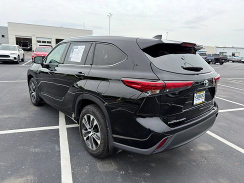 Used 2021 Toyota Highlander XLE AWD/4WD image 4