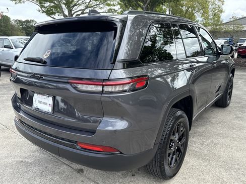 New 2025 Jeep Grand Cherokee Altitude image 7