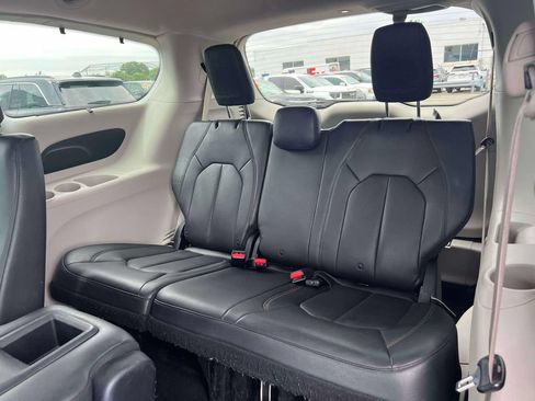 Used 2017 Chrysler Pacifica Touring-L FWD image 15