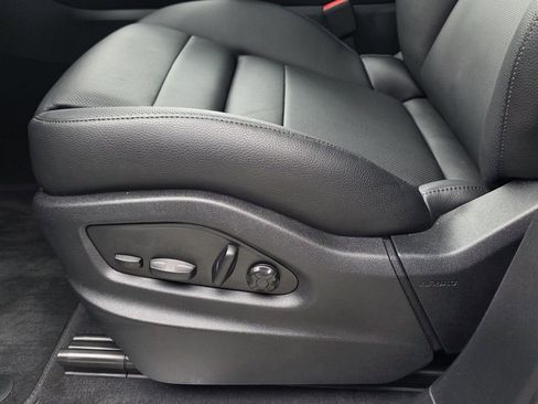 Certified 2025 Porsche Cayenne AWD/4WD image 12
